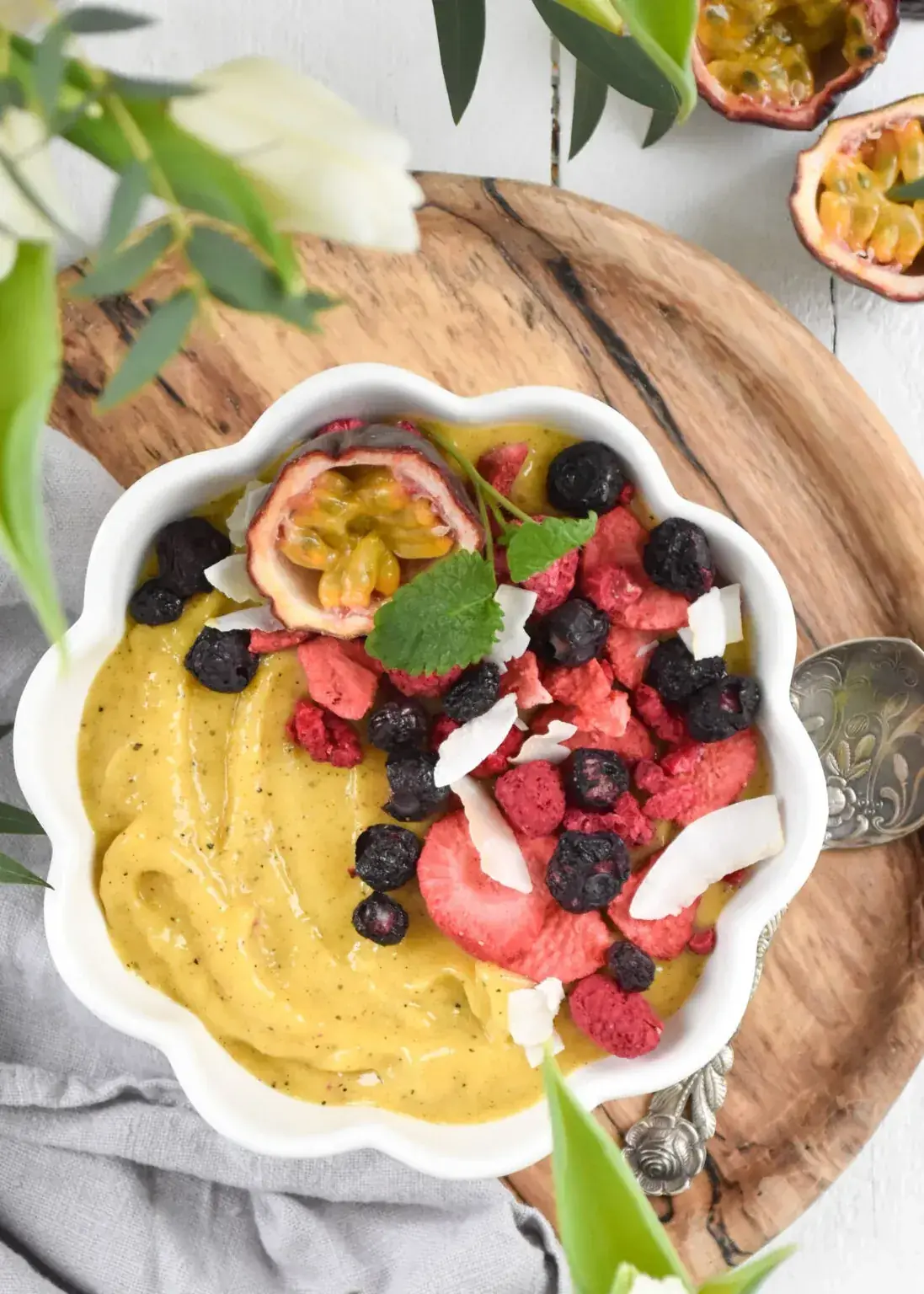 Auringonkeltainen smoothiekulho vaniljalla