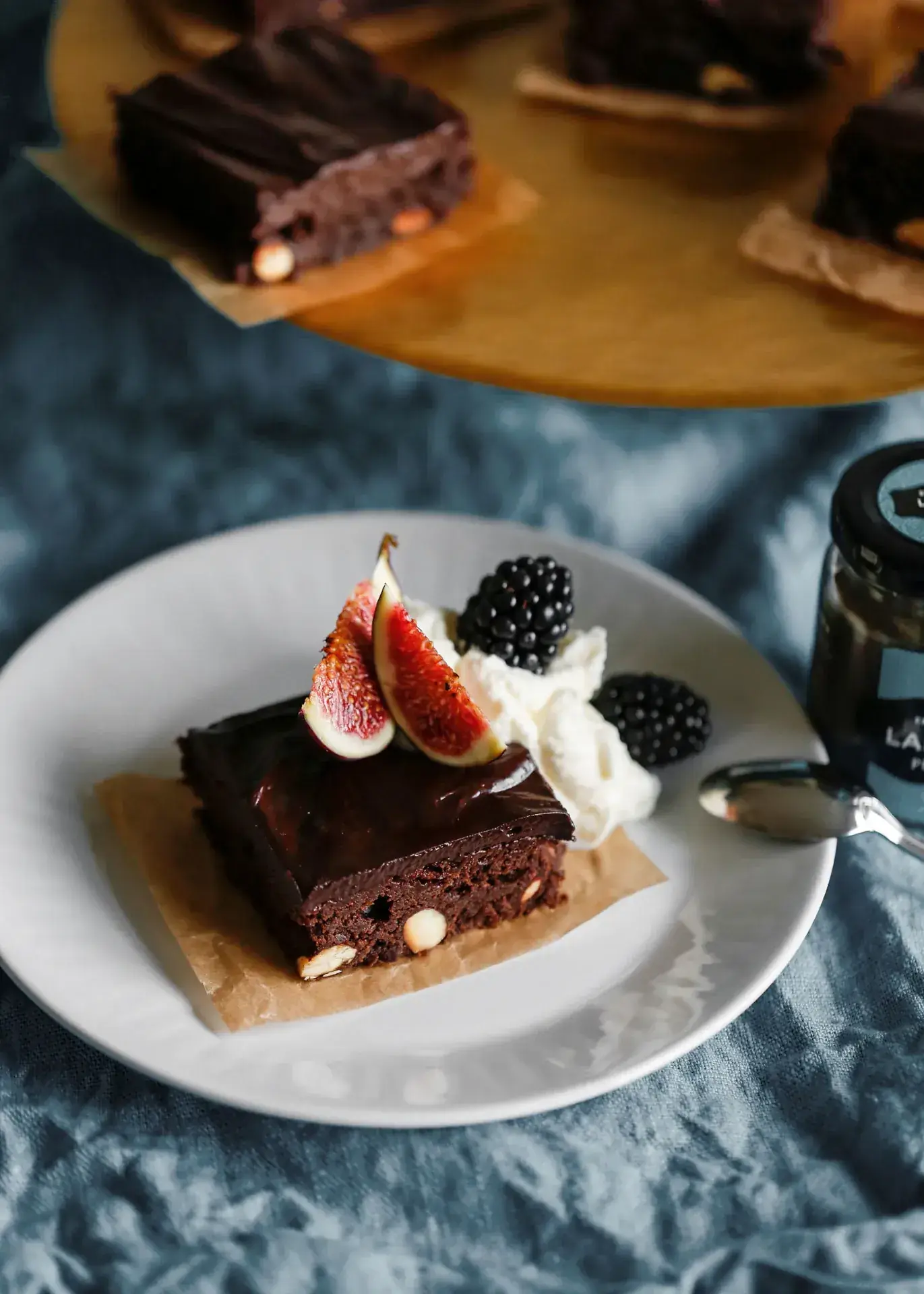 Lakritsibrownie paahdetuilla manteleilla