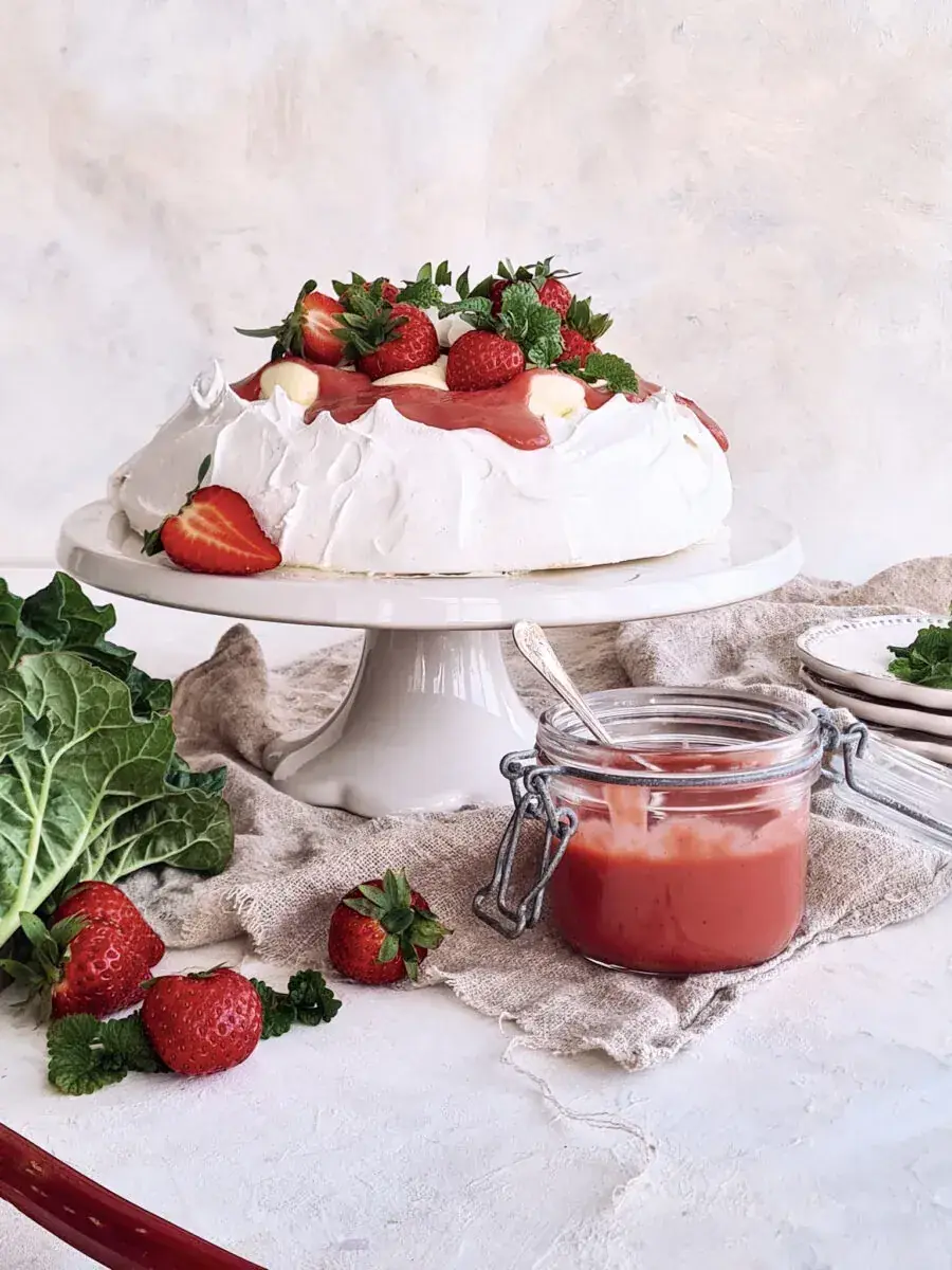 Pavlova raparperitahnalla – kuva 2