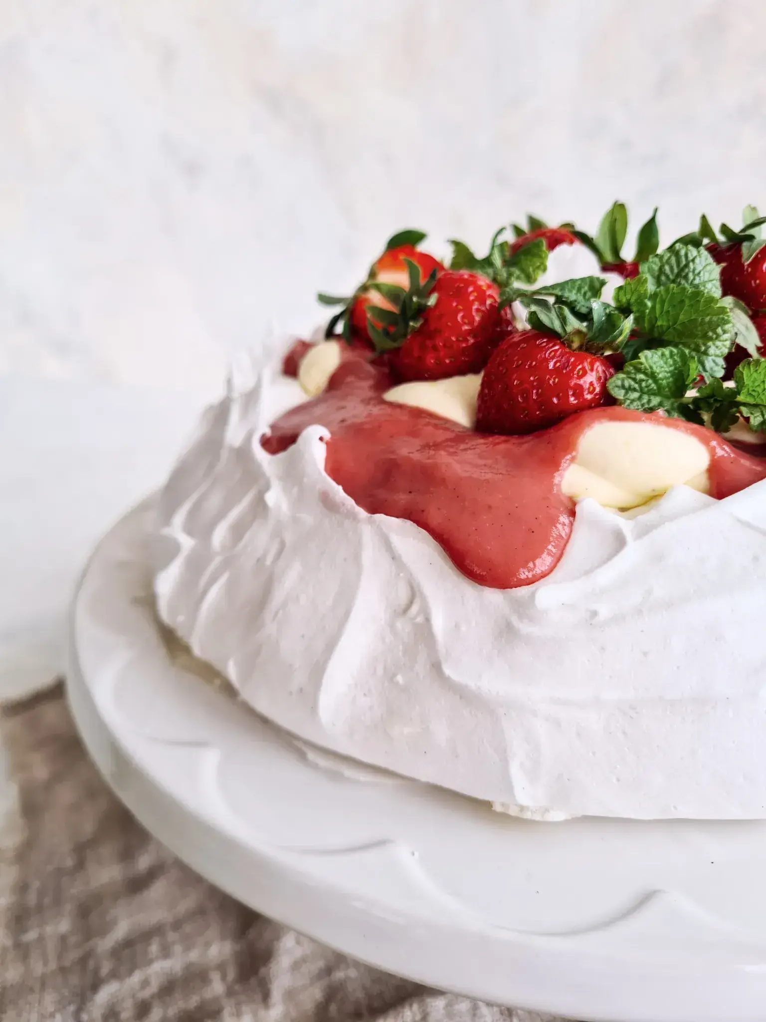 Pavlova raparperitahnalla