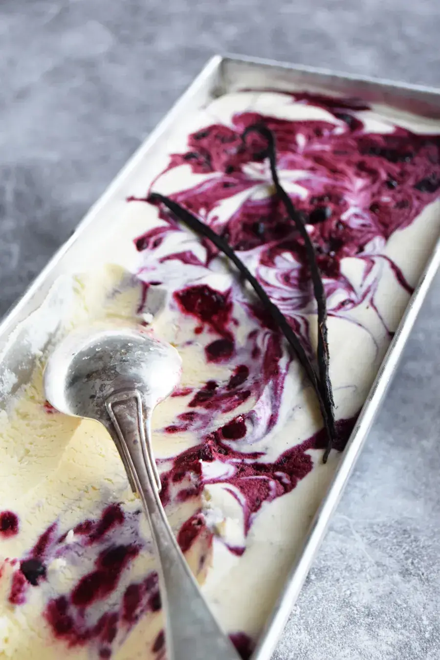 Semifreddo mustikoilla ja vadelmilla