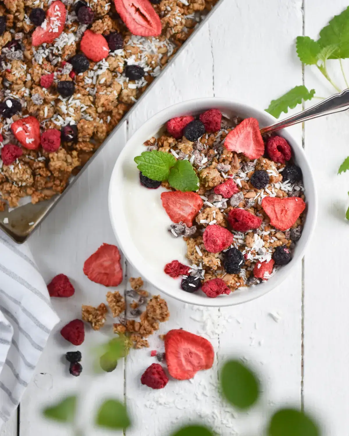 Ylellinen granola vaniljalla ja pakastekuivatuilla marjoilla