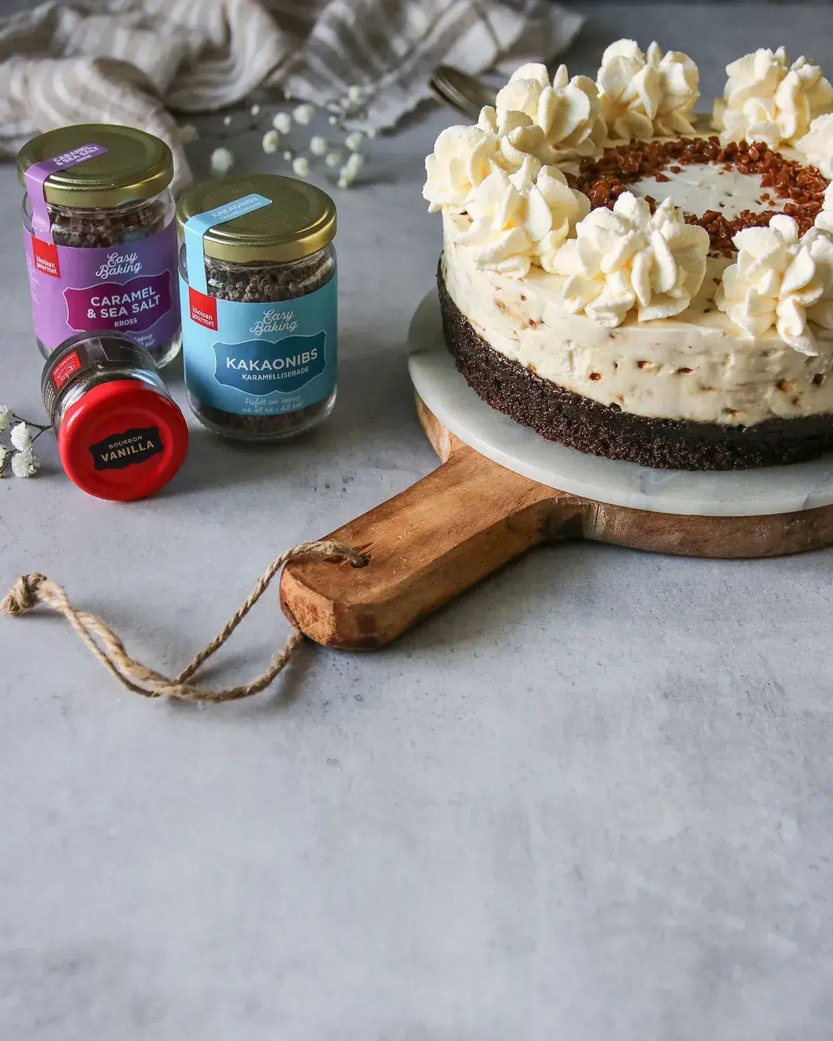 Ylellinen vaniljajuustokakku browniepohjalla
